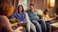 Bildet viser en barnekoordinator som snakker med en familie