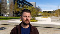 Bildet viser Lasse Johan Thue utenfor Ahus.