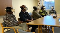 Bildet viser helsepersonell som får digital opplæring