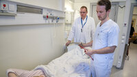 Bildet viser en sykepleier, en lege og en pasient