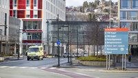 Bildet viser en ambulanse utenfor St. Olavs hospital i Trondheim.