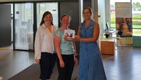 Bildet viser jordmor Elisabeth Lunde Aanerud, jordmor Hanne Kjersti Haugetuft og helsesykepleier og teamleder Trude Nesse Ellingsen