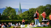 Bilder viser studenter i Trondheim og Nidarosdomen i bakgrunnen.