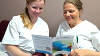 Bildet viser sykepleier Anne Mari Gunnheim Klausen og Gertrud Gjengstø 