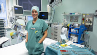 Bildet viser Angelica Pram Graziano på en operasjonsstue.