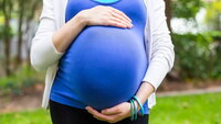 Bildet viser en gravid kvinne