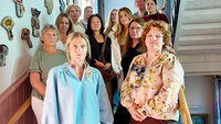 bilde av Malin Rød Ohnstad og Margareth Horn og ansatte i Larvik kommune