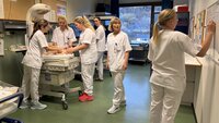 Bildet viser helsepersonell som øver på nyfødtresuscitering