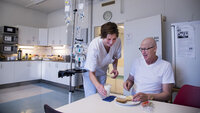Matservering Per-Morten Foss får mat servert på Radiumhospitalet