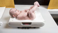 Baby veies Bildet viser en baby som blir veid på helsestasjonen.