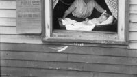 En kvinne og et barn under polioepidemien i USA i 1916. Bildet viser kvinne og barn i et vindu under polioepidemien i USA i 1916.