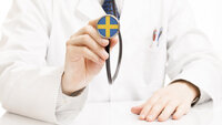 Svenskene har innført mobile helseteam. Lege med stetoskop med svensk flagg
