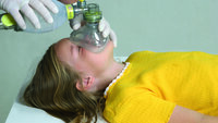 Ventilering av barn med maske-bag Bildet viser et barn som blir ventilert med maske-bag