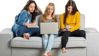 Studenter hjemme Bildet viser tre unge kvinner som sitter i en sofa med PC og kladdeblokker.