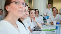 Sykepleierstudenter Bildet viser sykepleierstudenter i en undervisningssituasjon
