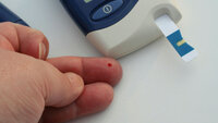 Diabetes Viser en blodprøvestikk for å måle glukoseinnhold i blodet