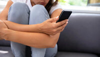 Jente med mobiltelefon Jente med mobiltelefon