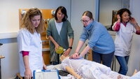 Simulering Bildet viser simulering ved SIM-senteret på Oslo universitetssykehus, Ullevål. Det er thoraxkirurgisk avdeling på Rikshospitalet som simulerer.
