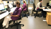 Bildet viser tre helsearbeidere i Åfjord kommune som registrerer i rapporteringsverktøyet Refleks, både via app på mobiltelefon og via pc.