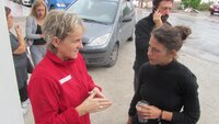 Anne Marie Joa i samtale med en av de frivillige Anne Marie Joa i samtale med en av de frivillige