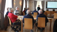 77-åringer som deltar på seniorseminar 14. februar 2019. Trine Solsta, som er geriatrisk sykepleier/kols- kontakt, snakker om temaet psykisk helse. 77-åringer som deltar på seniorseminar 14. februar 2019. Trine Solsta, som er geriatrisk sykepleier/kols- kontakt, snakker om temaet psykisk helse.