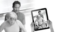 Rehabilitering, ipad, eldre dame, trening Bildet viser hjemmehjelp som trener med ei eldre dame til instrukser fra fagperson mottatt via ipad.