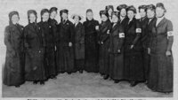 Bildet er utlånt av Dansk Sygeplejehistorisk Museum. I midten Agnes Karll, stifter av tysk fagorganisasjon for sykepleiere, med åtte danske og fem norske sykepleiere som arbeidet sammen ved Østfronten. Agnes Karll, stifter av tysk fagorganisasjon for sykepleiere, med åtte danske og fem norske sykepleiere som arbeidet sammen ved Østfronten.