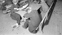 Hjemløse menn i Oslo hadde Indremisjonens varmestue i Møllergata å ty til, når de trengte å få varme i kroppen på dagtid i 1957. Bildet viser varmestuen til Indremisjonen.