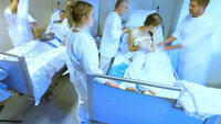 Studenter, Høgskolen i Østfold Bildet viser studenter som øver på stell i seng.