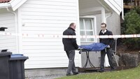 En kvinnelig ansatt som natt til tirsdag ble drept på institusjonen Små Enheter i Vollen i Asker, bæres ut fra stedet. En 15 år gammel jente som bor på institusjonen, er pågrepet og siktet for drapet. En kvinnelig ansatt som natt til tirsdag ble drept på institusjonen Små Enheter i Vollen i Asker, bæres ut fra stedet. En 15 år gammel jente som bor på institusjonen, er pågrepet og siktet for drapet.