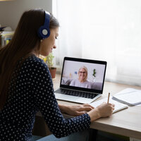 En student får veiledning digitalt