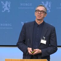 Bildet viser Jon Magnussen fra pressekonferansen