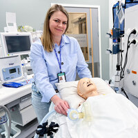 Bilder viser Edda Mary Ottarsdottir med simuleringsdukke.