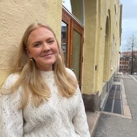 Marica Fjeldskår Johnsen utenfor Elvebakken skole
