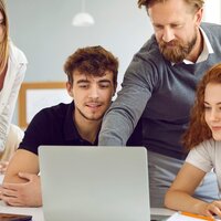 4 mennesker foran en datamaskin