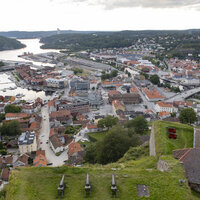 Bildet viser Fredriksten festning og Halden sentrum