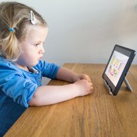 Småbarn som ser på en Ipad-skjerm