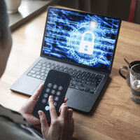 Bilde av sykepleier foran pc