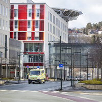 Bildet viser en ambulanse utenfor St. Olavs hospital i Trondheim.