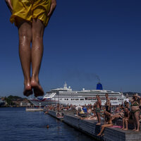 Bildet viser folk som bader i Oslofjorden