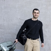 Bildet viser Robert Kotcho med trillekoffert.
