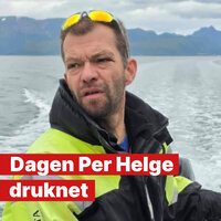 Bildet viser Per Helge i en båt på sjøen.